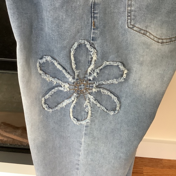 NEW Easel Flower Patch Mineral Washed Jeans Size Medium - Picture 9 of 11